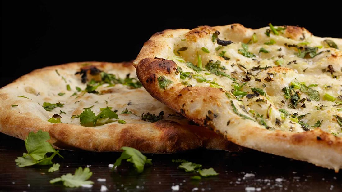 Nybakte naanbrød fra restaurant Guru i København