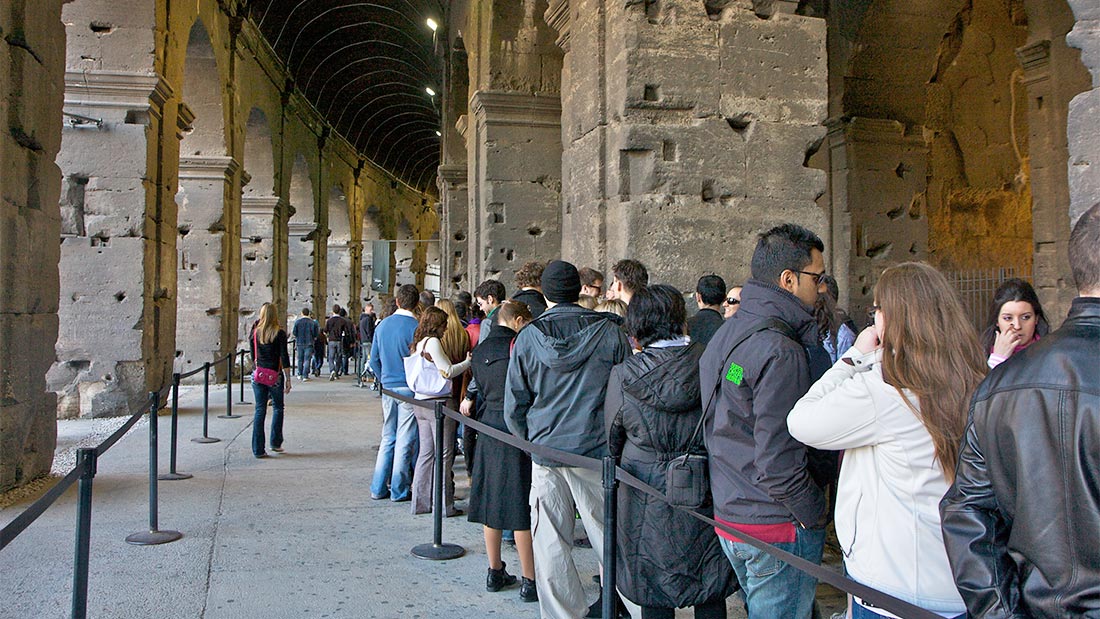 Kø utenfor Colosseum i Roma.