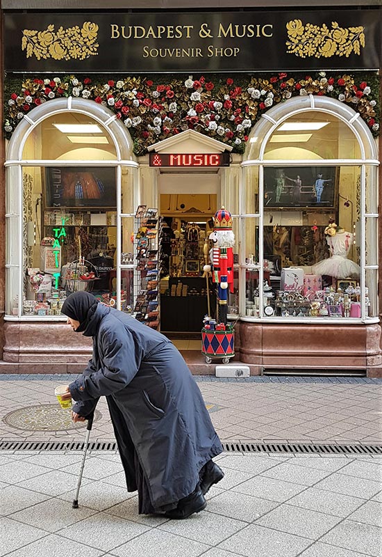 En gammel dame langs Vaci Utca