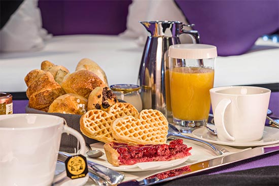 Frokost på senga på Montmartre Mon Amour i Paris