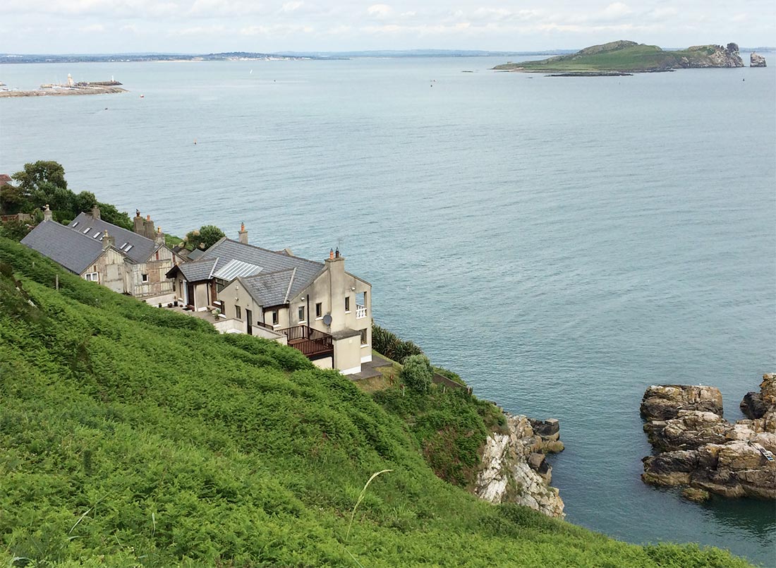 Utsikt fra vandreturen. Irland’s eye i horisonten.