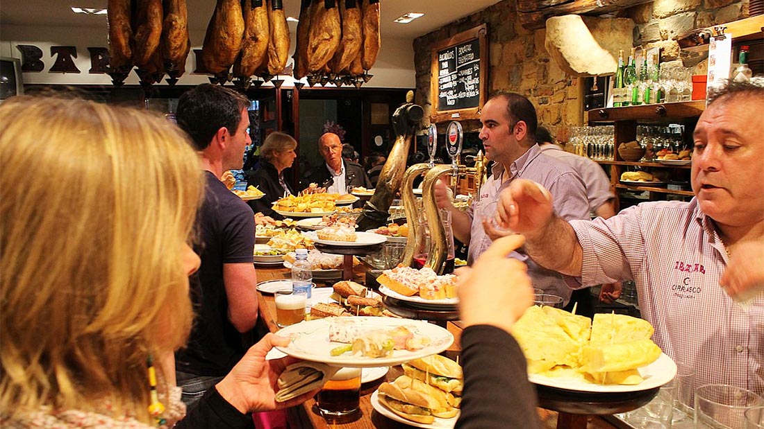 En typisk pintxo-bar i Barcelona