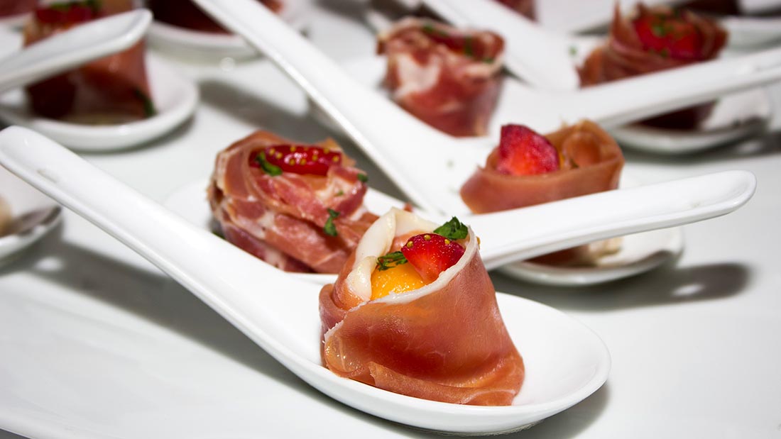En litt jålete tapas med skinke, melon og jordbær