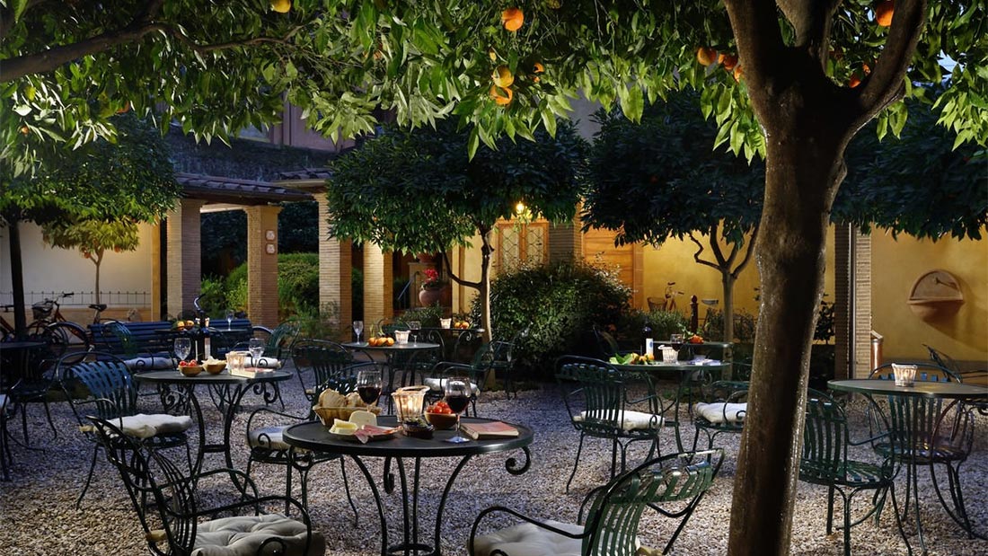 Hotel Santa Marias sjarmerende bakgård i Trastevere i Roma