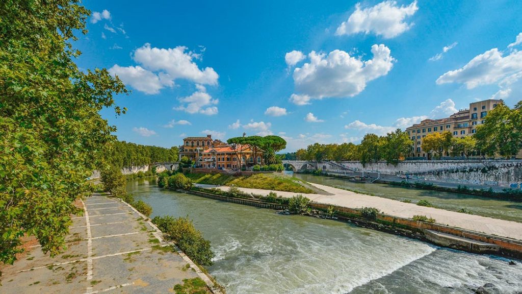 Isola Tiberina i Trastevere i Roma er den eneste øya i Tiber