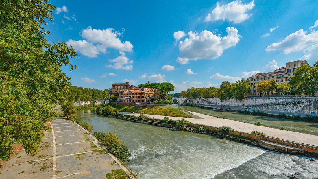 Isola Tiberina i Trastevere i Roma er den eneste øya i Tiber
