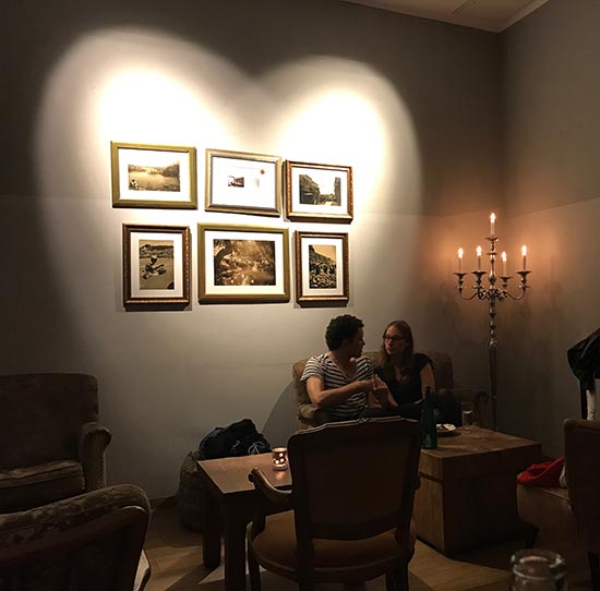 Romantikk på Hummus & Friends i Berlin