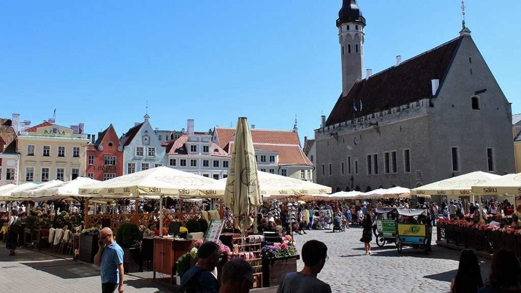 Rådhusplassen i gamlebyen i Tallinn
