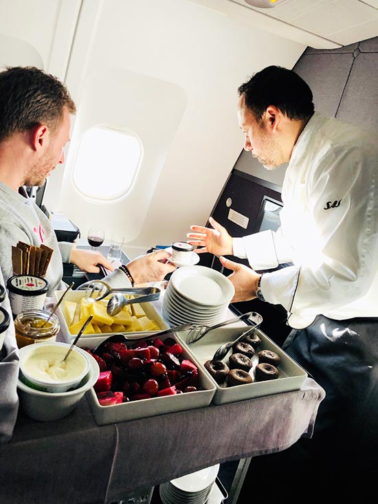 Slik ser serveringen ut på Business class på vei til New York