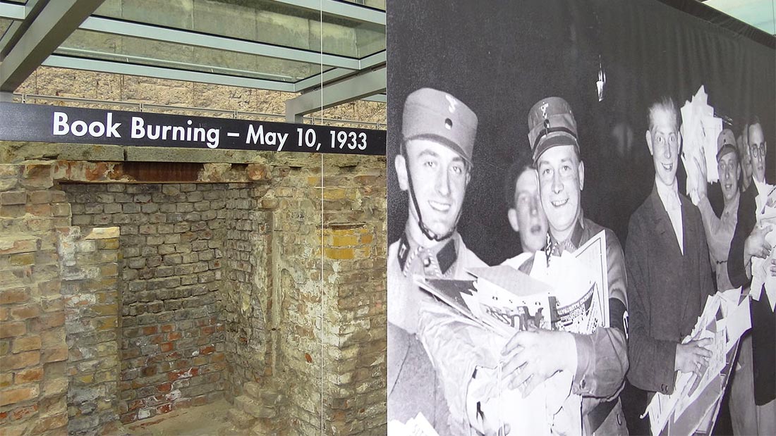 Bilde fra bokbrenningen i 1933, fra utendørsutstillingen ved Topography of Terror