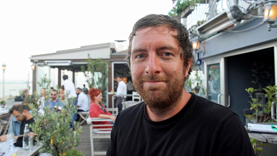 Runar Larsen på en takterrasse i Istanbul
